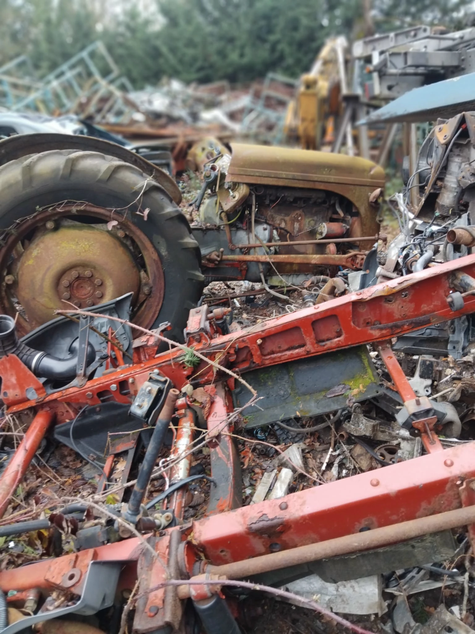 Débarras de cour industrielle encombrée