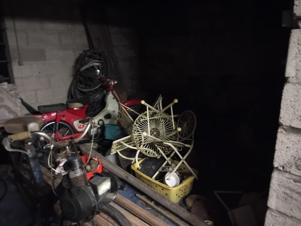 garage_avec_différents_objets