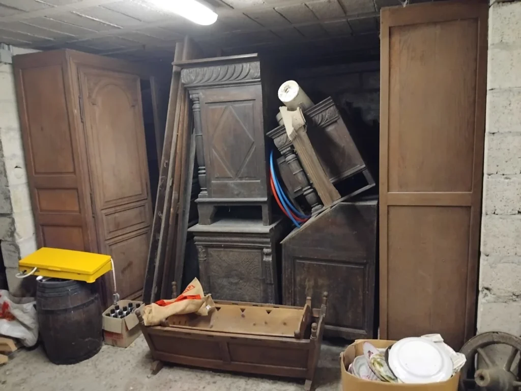 garage avec des meubles emplilés