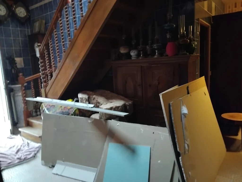 maison_encombrée_de_meubles_et_de_gravats